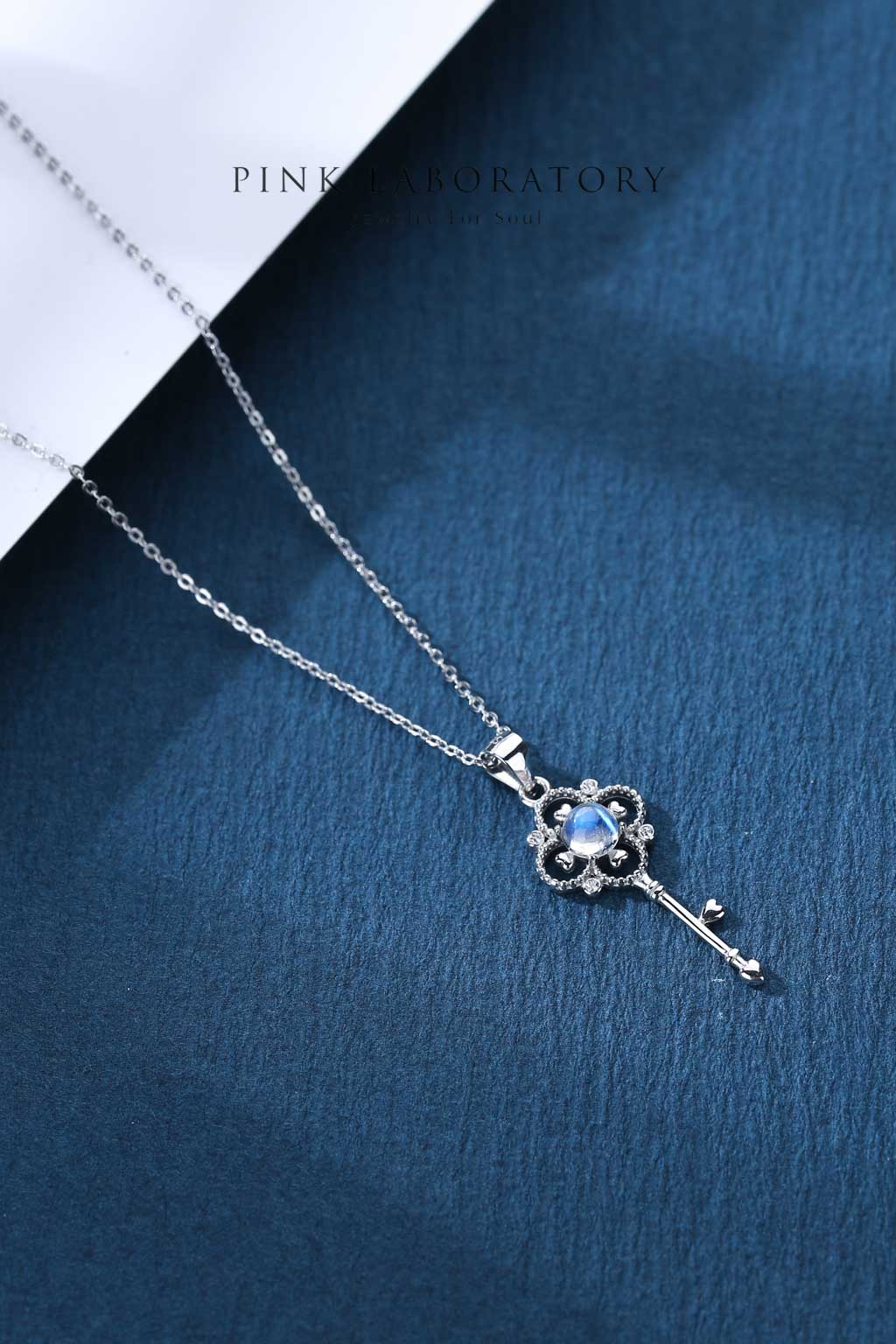 藍光玻璃體月光石鑰匙吊墜 | 925純銀鍍金頸鍊